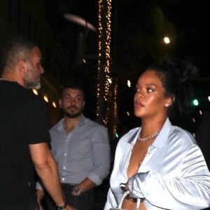 Rihanna enceinte va dîner dans un restaurant à Los Angeles le 8 avril 2022. 