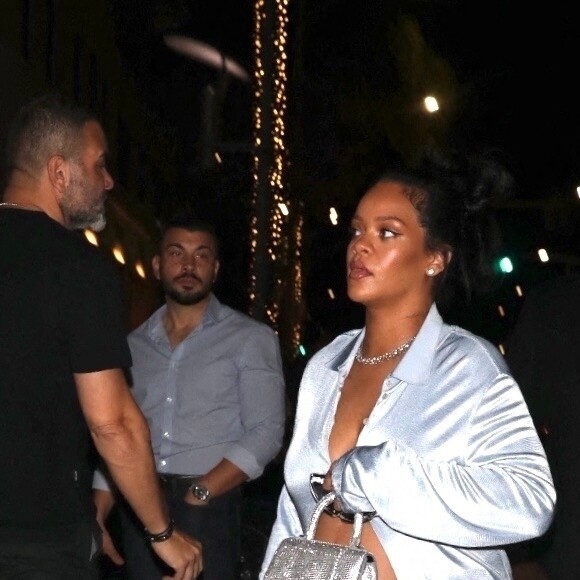 Rihanna enceinte va dîner dans un restaurant à Los Angeles le 8 avril 2022. 