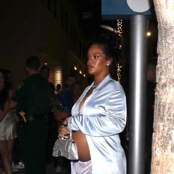 Rihanna enceinte va dîner dans un restaurant à Los Angeles le 8 avril 2022. 