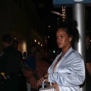 Rihanna enceinte va dîner dans un restaurant à Los Angeles le 8 avril 2022. 