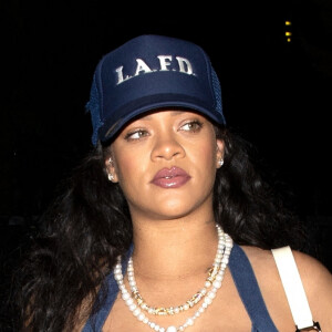 Rihanna enceinte quitte seule le restaurant Nobu à Los Angeles le 6 avril 2022. 