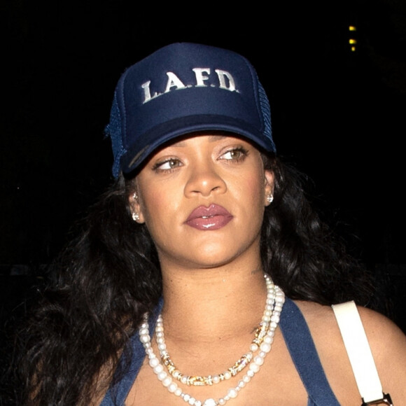 Rihanna enceinte quitte seule le restaurant Nobu à Los Angeles le 6 avril 2022. 