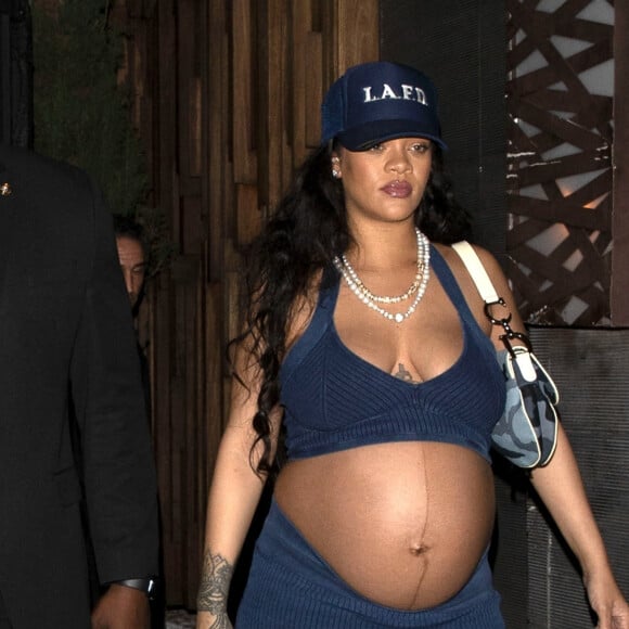 Rihanna enceinte quitte seule le restaurant Nobu à Los Angeles le 6 avril 2022. 