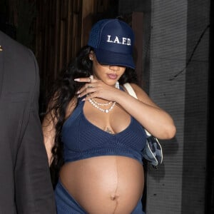 Rihanna enceinte quitte seule le restaurant Nobu à Los Angeles le 6 avril 2022. 