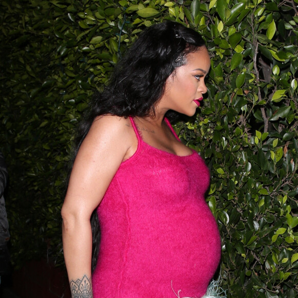 Exclusif - Rihanna, enceinte, porte une mini-robe rose vif avec des détails en fausse fourrure verte pour aller dîner chez Giorgio Baldi à Santa Monica, Los Angeles, Californie, Etats-Unis, le 2 avril 2022. 