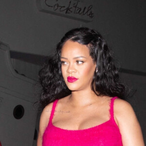 Exclusif - Rihanna, enceinte, porte une mini-robe rose vif avec des détails en fausse fourrure verte pour aller dîner chez Giorgio Baldi à Santa Monica, Los Angeles, Californie, Etats-Unis, le 2 avril 2022. 