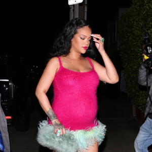 Exclusif - Rihanna, enceinte, porte une mini-robe rose vif avec des détails en fausse fourrure verte pour aller dîner chez Giorgio Baldi à Santa Monica, Los Angeles, Californie, Etats-Unis, le 2 avril 2022. 