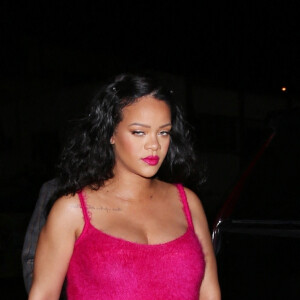 Exclusif - Rihanna, enceinte, porte une mini-robe rose vif avec des détails en fausse fourrure verte pour aller dîner chez Giorgio Baldi à Santa Monica, Los Angeles, Californie, Etats-Unis, le 2 avril 2022. 