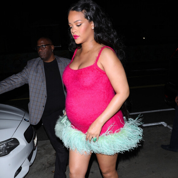 Exclusif - Rihanna, enceinte, porte une mini-robe rose vif avec des détails en fausse fourrure verte pour aller dîner chez Giorgio Baldi à Santa Monica, Los Angeles, Californie, Etats-Unis, le 2 avril 2022. 