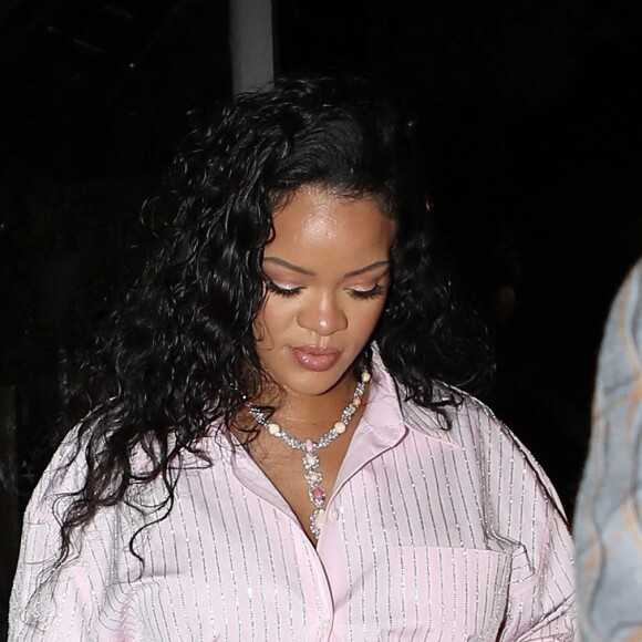 Rihanna enceinte achete des vêtements pour bébés chez "Couture Kids" à West Hollywood le 25 mars 2022. 