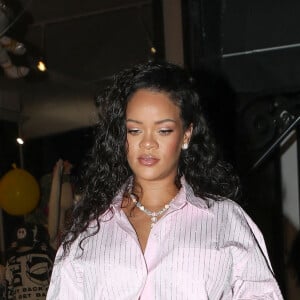 Rihanna enceinte achete des vêtements pour bébés chez "Couture Kids" à West Hollywood le 25 mars 2022. 