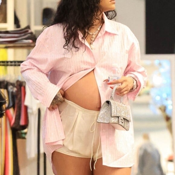 Rihanna enceinte achete des vêtements pour bébés chez "Couture Kids" à West Hollywood le 25 mars 2022. 