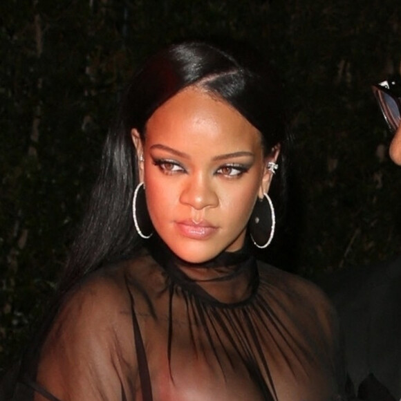 Rihanna, enceinte, arrive à l'after-party des Oscar de Jay-Z au Château Marmont à Los Angeles, où elle a fait la fête jusqu'à cinq heures du matin. Le 27 mars 2022. 