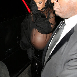 Rihanna, enceinte, arrive à l'after-party des Oscar de Jay-Z au Château Marmont à Los Angeles, où elle a fait la fête jusqu'à cinq heures du matin. Le 27 mars 2022. 