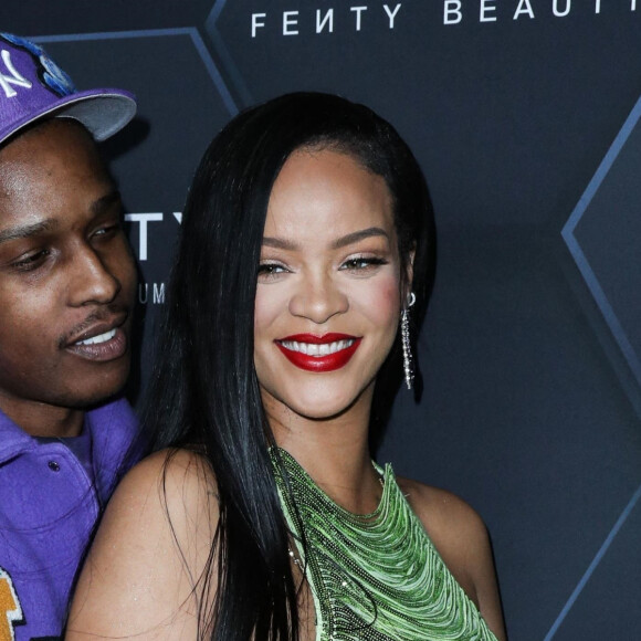 Rihanna (enceinte) et son compagnon ASAP Rocky au photocall "Fenty Beauty et Fenty Skin" à Los Angeles, le 11 février 2022. 