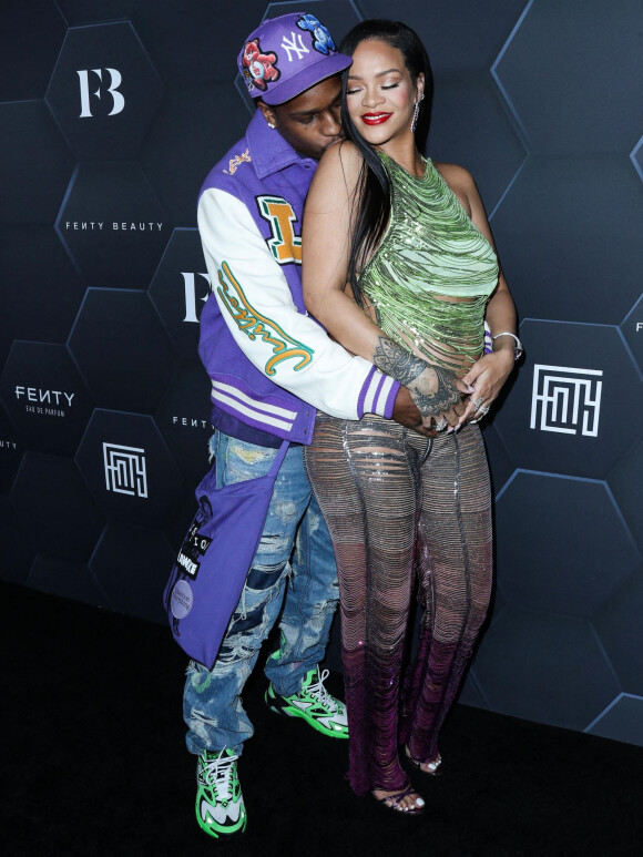 Rihanna (enceinte) et son compagnon ASAP Rocky au photocall "Fenty Beauty et Fenty Skin" à Los Angeles, le 11 février 2022. 
