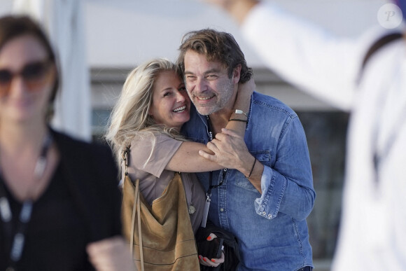 Patrick Puydebat et sa compagne rient aux éclats en marge du festival Canneseries saison 3 à Cannes le 10 octobre 2020. © Norbert Scanella / Panoramic / Bestimage