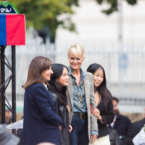 Anne Hidalgo, Laeticia Hallyday et ses filles Joy et Jade - Inauguration de l'esplanade "Johnny Hallyday" et de la statue "Quelque chose de ..." sur le parvis de la salle de concert AccorHotels Arena Paris Bercy. Le 14 septembre 2021.