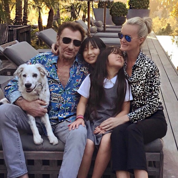 Johnny et Laeticia Hallyday dans leur maison de Pacific Palisades avec leurs filles Jade et Joy.