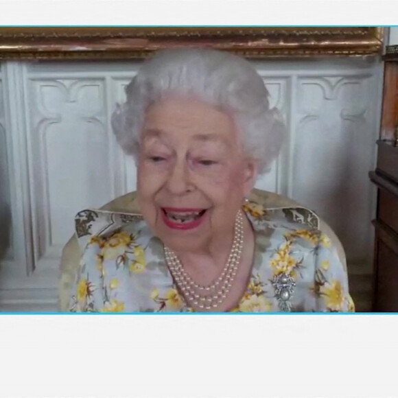 La reine Elisabeth II d'Angleterre inaugure l'unité Queen Elizabeth du Royal London Hospital par vidéoconférence depuis le château de Windsor, où la souveraine se repose depuis qu'elle a contracté le Covid-19 en février dernier. Le 11 avril 2022.