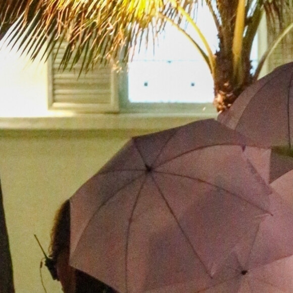 Exclusif - Nicola Peltz est protégée par une série de parapluies pour la garder cachée des photographes lorsqu'elle arrive à la fête de son mariage avec Brooklyn Beckham à Palm Beach le 9 avril 2022.
