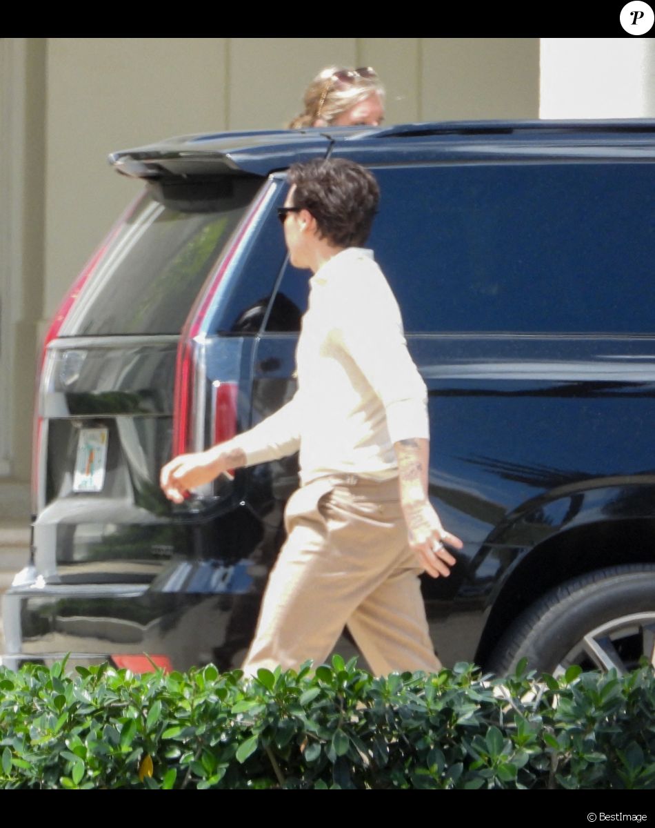 Exclusif - Brooklyn Beckham - Brooklyn Beckham et sa femme Nicola Peltz retrouvent leurs amis dans la maison familale des Peltz, le lendemain de leur mariage à Palm Beach, en Floride le 10 avril 2022.
