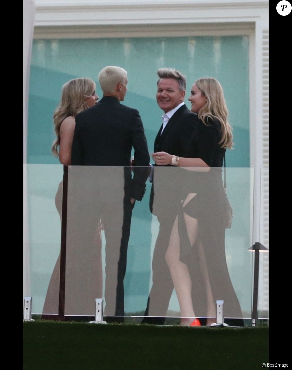 Romeo Beckman et sa compagne Mia Regan, Gordon Ramsay - Cérémonie de mariage de Brooklyn Beckham et Nicola Peltz à Palm Beach en Floride le 9 avril 2022.