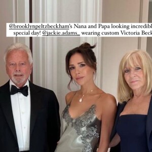 Victoria Beckham avec ses paents, absolument éblouissante dans une robe de sa propre maison de couture pour le mariage de son fils aîné Brooklyn. @ Instagram / Victoria Beckham