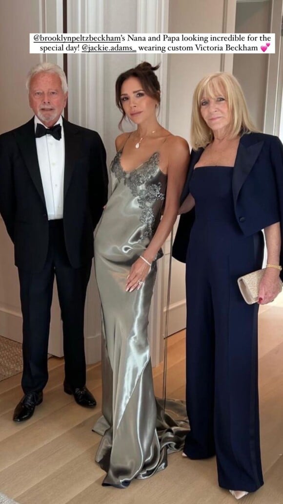 Victoria Beckham avec ses paents, absolument éblouissante dans une robe de sa propre maison de couture pour le mariage de son fils aîné Brooklyn. @ Instagram / Victoria Beckham