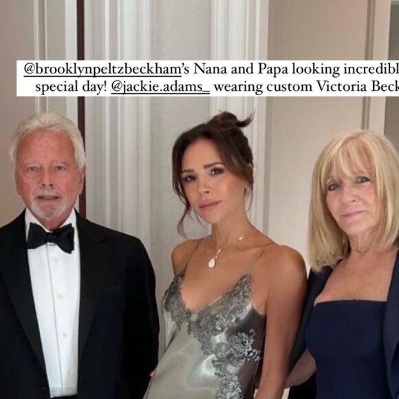 Victoria Beckham avec ses paents, absolument éblouissante dans une robe de sa propre maison de couture pour le mariage de son fils aîné Brooklyn. @ Instagram / Victoria Beckham
