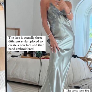 Victoria Beckham, absolument éblouissante dans une robe de sa propre maison de couture pour le mariage de son fils aîné Brooklyn. @ Instagram / Victoria Beckham