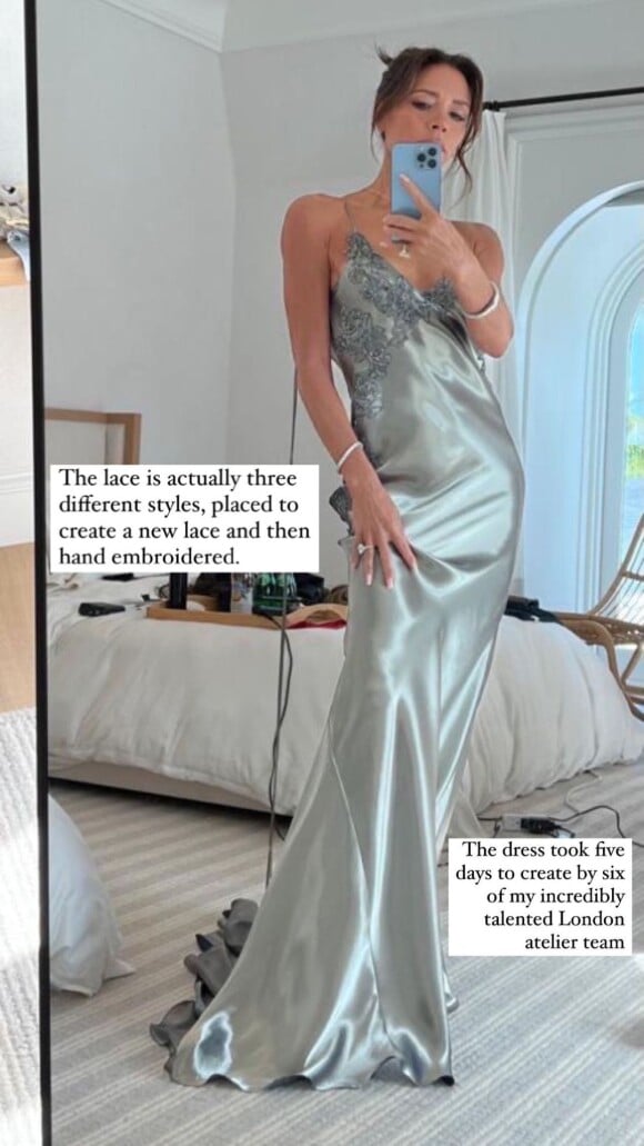 Victoria Beckham, absolument éblouissante dans une robe de sa propre maison de couture pour le mariage de son fils aîné Brooklyn. @ Instagram / Victoria Beckham