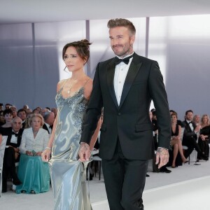 Victoria Beckham, absolument éblouissante dans une robe de sa propre maison de couture pour le mariage de son fils aîné Brooklyn. @ Instagram / Victoria Beckham