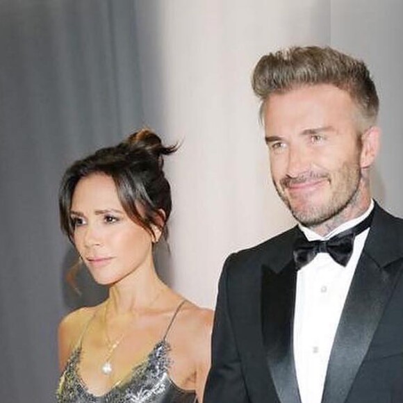 Victoria Beckham, absolument éblouissante dans une robe de sa propre maison de couture pour le mariage de son fils aîné Brooklyn. @ Instagram / Victoria Beckham