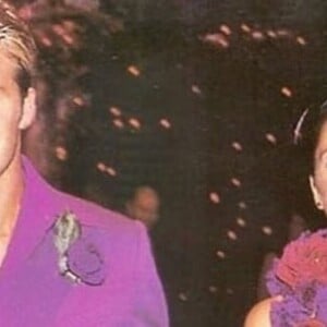 David et Victoria Beckham en 1999 pendant leur mariage, alors que Brooklyn était un bébé. @ Instagram / Victoria Beckham