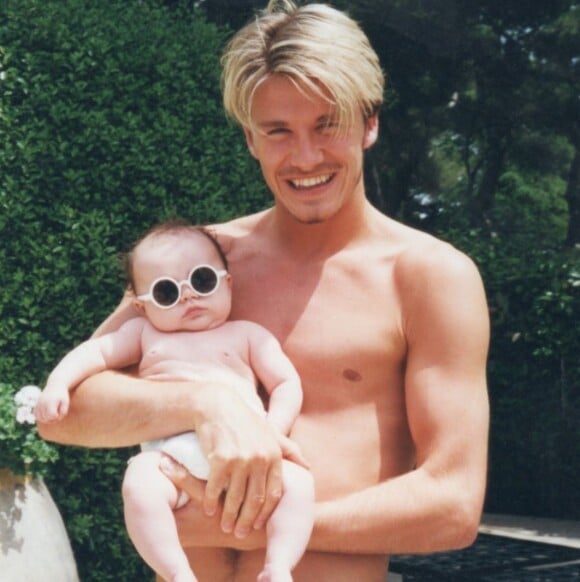 David Beckham et son fils Brooklyn bébé pendant l'été 1999. @ Instagram / David Beckham