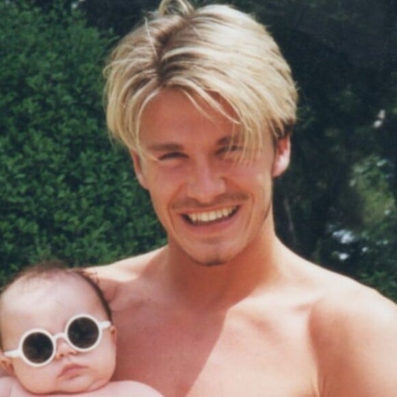 David Beckham et son fils Brooklyn bébé pendant l'été 1999. @ Instagram / David Beckham