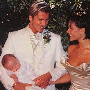 David Beckham, Victoria Beckham et leur fils Brooklyn, bébé et endormi en 1999. @ Instagram / Victoria Beckham