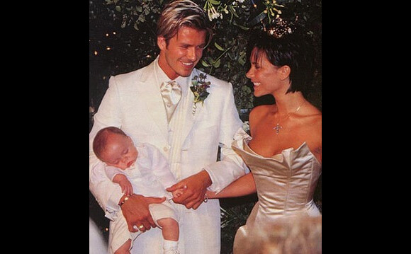 David Beckham, Victoria Beckham et leur fils Brooklyn, bébé et endormi en 1999. @ Instagram / Victoria Beckham