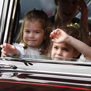 Info - La princesse Charlotte de Cambridge et Theodora Williams (fille de Robbie Williams) - demoiselles d'honneur après la cérémonie de mariage de la princesse Eugenie d'York et Jack Brooksbank en la chapelle Saint-George au château de Windsor le 12 octobre 2018.