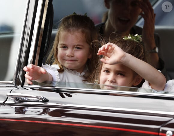 Info - La princesse Charlotte de Cambridge et Theodora Williams (fille de Robbie Williams) - demoiselles d'honneur après la cérémonie de mariage de la princesse Eugenie d'York et Jack Brooksbank en la chapelle Saint-George au château de Windsor le 12 octobre 2018.