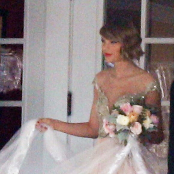 Taylor Swift demoiselle d'honneur au mariage de sa meilleure amie d'enfance, Britany Maack, avec qui elle a grandi en Pennsylvanie, le 20 février 2016. Les deux amies portent des robes de la designer Reem Acra.