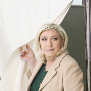 Marine Le Pen, candidate du Rassemblement National, vote pour le premier tour de l'élection présidentielle à Hénin-Beaumont le 10 avril 2022