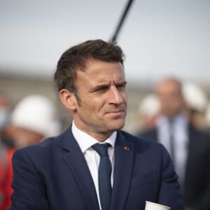 Le président Emmanuel Macron, candidat pour un second mandat présidentiel, rencontre des ouvriers sur un chantier à Denain, Nord le 11 avril 2022.