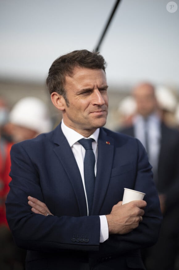 Le président Emmanuel Macron, candidat pour un second mandat présidentiel, rencontre des ouvriers sur un chantier à Denain, Nord le 11 avril 2022.