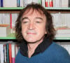 Exclusif - Le chanteur Cali dédicace son livre "Voila les anges" à la librairie La Chambre Verte à Paris le 13 janvier 2022 © Panoramic/Bestimage 