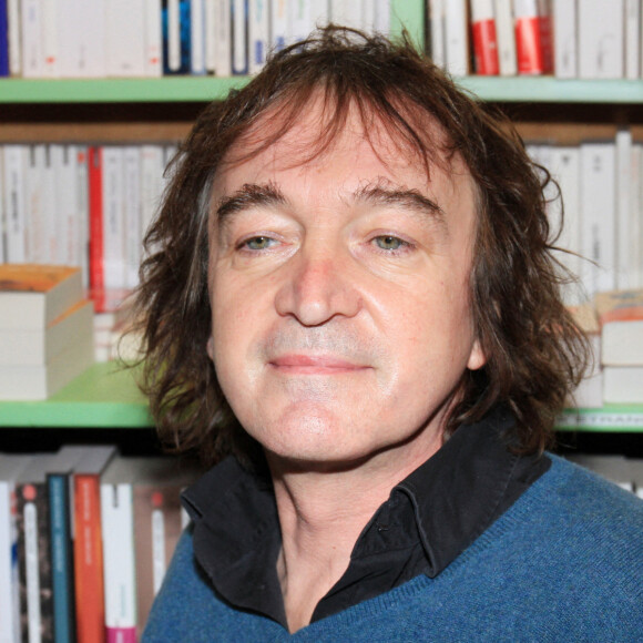 Exclusif - Le chanteur Cali dédicace son livre "Voila les anges" à la librairie La Chambre Verte à Paris le 13 janvier 2022 © Panoramic/Bestimage 