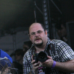 Le chanteur Cali invite les photographes a monter sur scene, alors qu'il est en concert au Festival Fnac Live a Paris. Le 21 juillet 2013