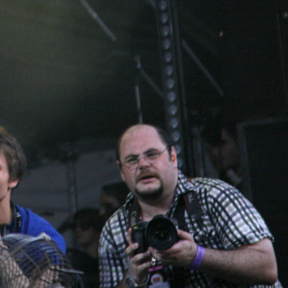 Le chanteur Cali invite les photographes a monter sur scene, alors qu'il est en concert au Festival Fnac Live a Paris. Le 21 juillet 2013