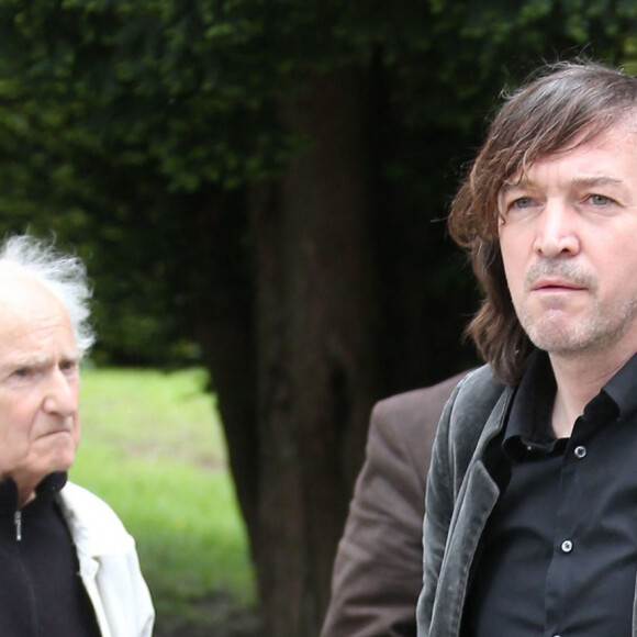 Le chanteur Cali - Obseques de Georges Moustaki au Pere Lachaise a Paris. Le 27 mai 2013